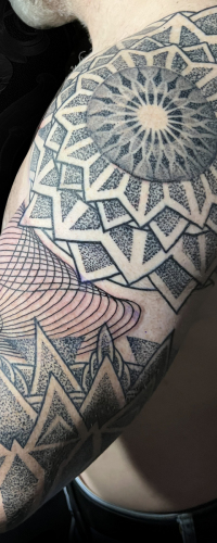 1_geometricke.tetovani.dotwork.Mak_.002